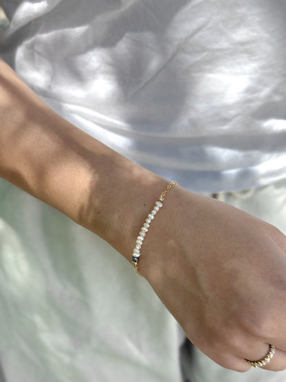 Line White Pearl Bracelet