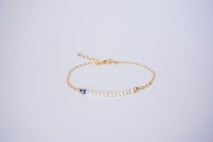 Line White Pearl Bracelet
