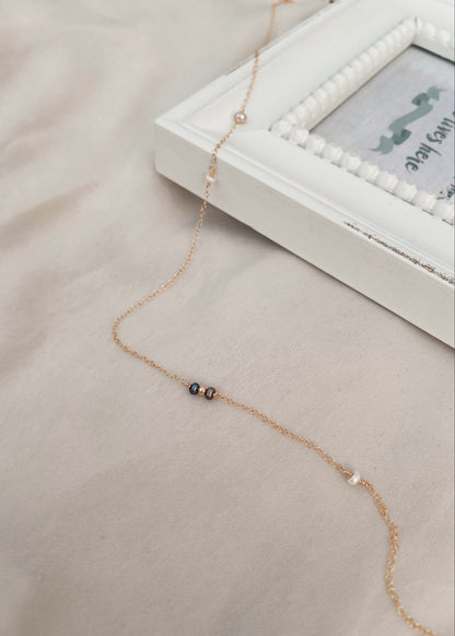 Minimal Random Pearl Necklace