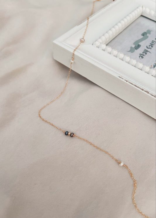 Minimal Random Pearl Necklace