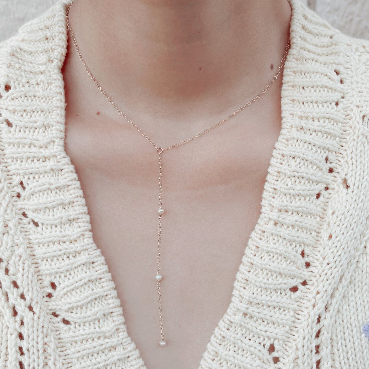 Minimal Dropping Pearl Necklace