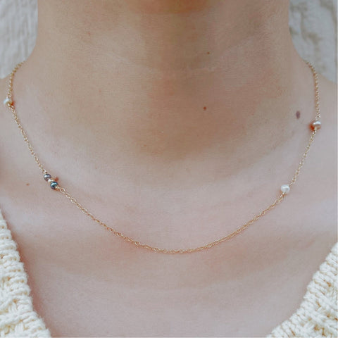 Minimal Random Pearl Necklace