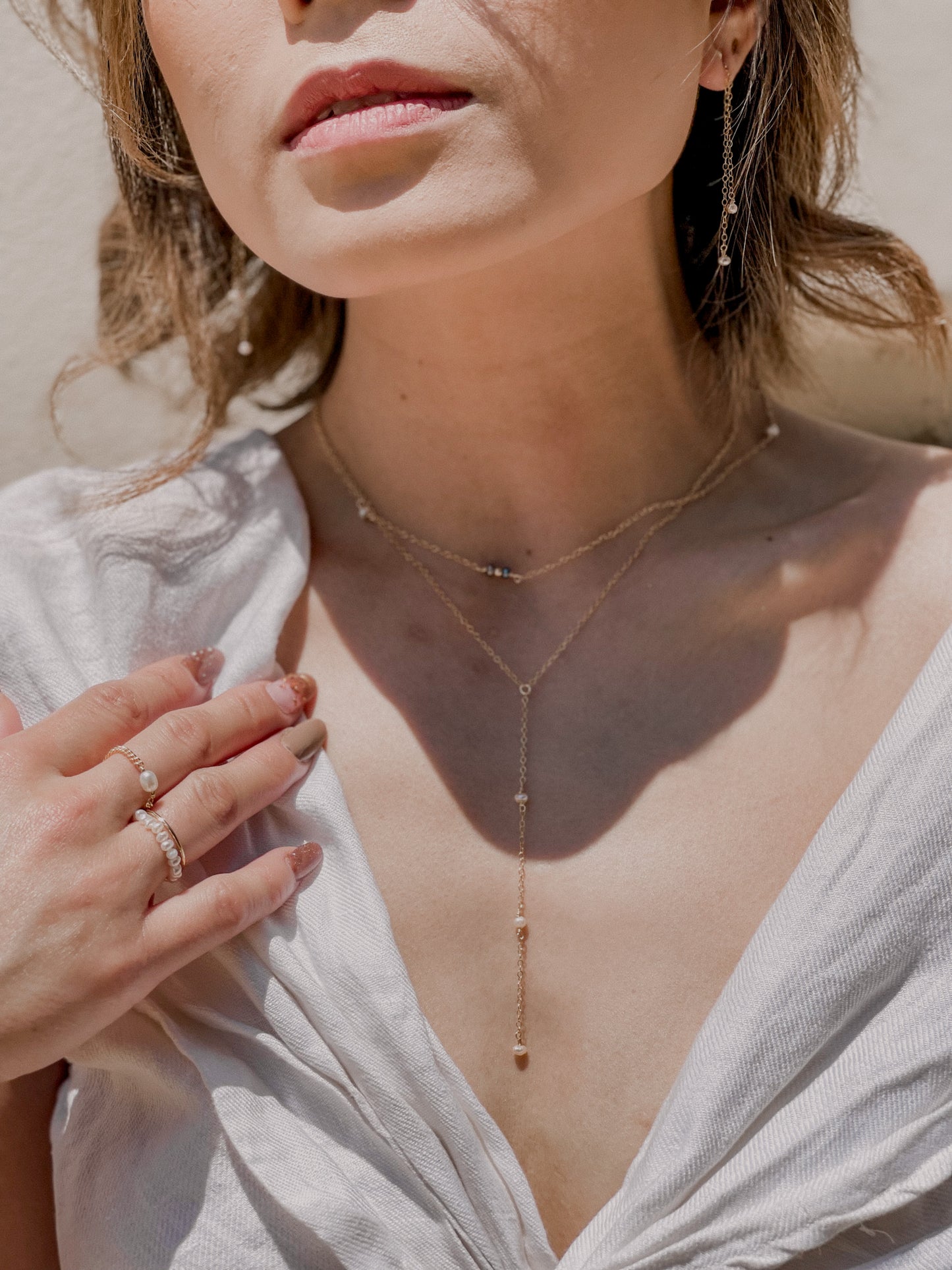 Minimal Dropping Pearl Necklace